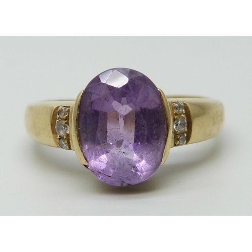 7079 - A 14kt gold, amethyst and diamond ring, 4.6g, N