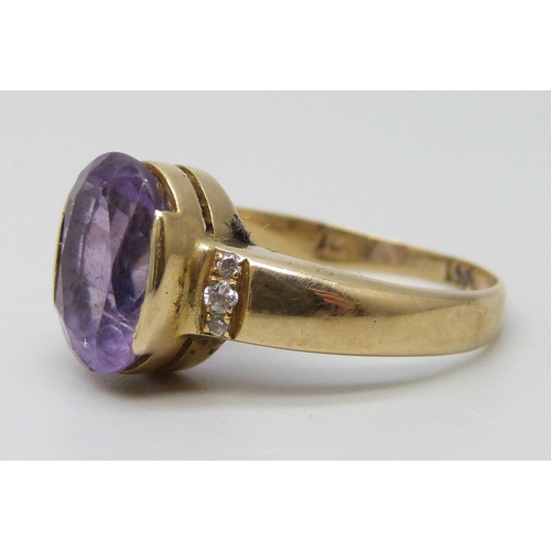 7079 - A 14kt gold, amethyst and diamond ring, 4.6g, N