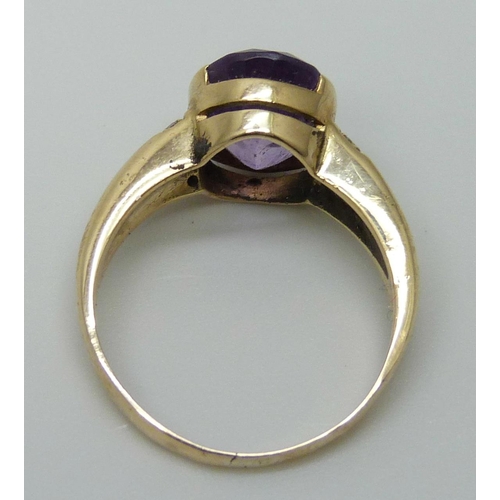 7079 - A 14kt gold, amethyst and diamond ring, 4.6g, N