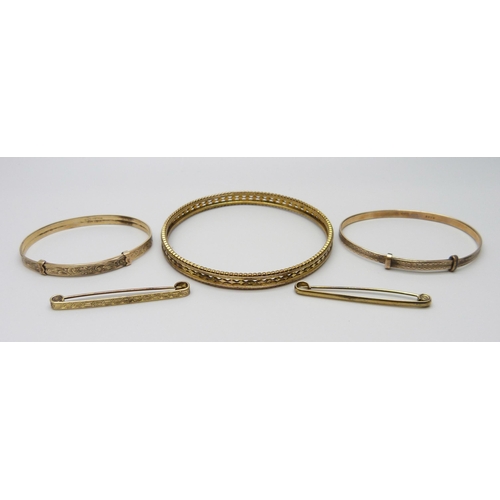 7083 - Three vintage rolled gold bangles and two bar brooches