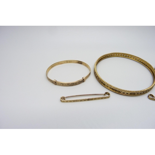 7083 - Three vintage rolled gold bangles and two bar brooches