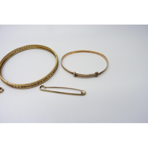 7083 - Three vintage rolled gold bangles and two bar brooches