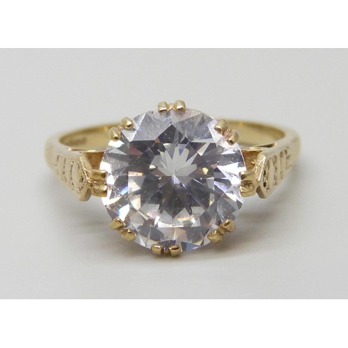 7083B - A 9ct yellow gold large clear stone solitaire ring, 3.7g, O