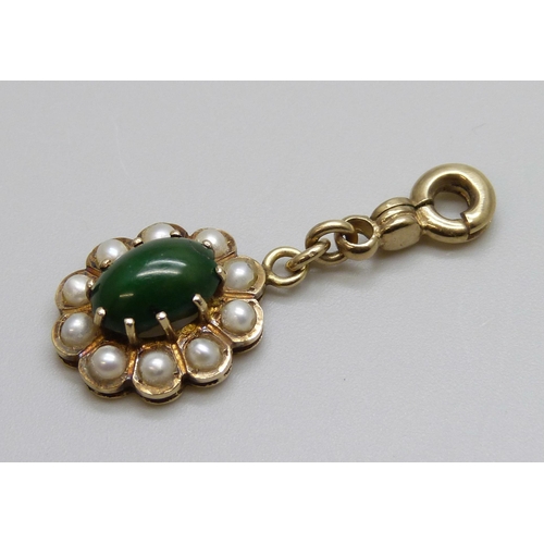 7085 - A yellow metal, green stone and pearl pendant, 3.4g