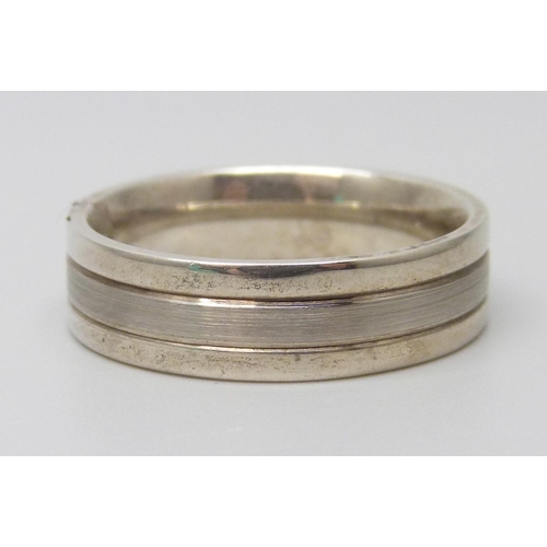 7086 - An argentium 958 silver ring with palladium 950 inlay, 7g, T