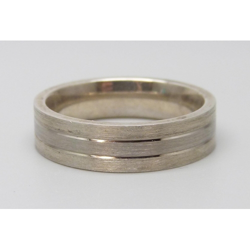 7087 - An argentium 958 silver ring with palladium 950 inlay, 8.6g, V