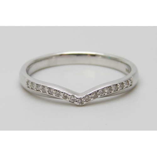 7088 - An 18ct white gold diamond set wishbone ring, 2.3g, L