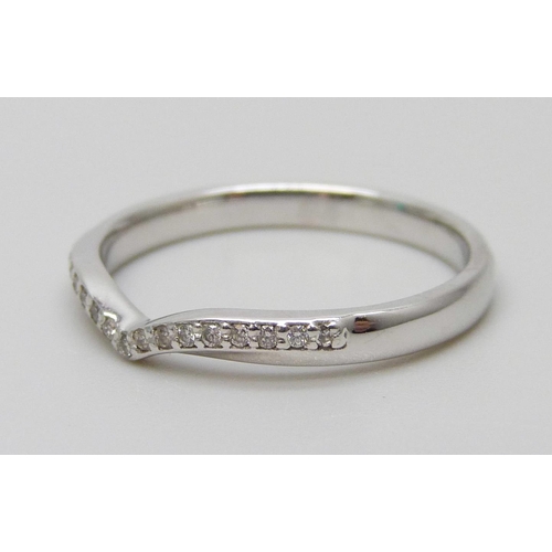 7088 - An 18ct white gold diamond set wishbone ring, 2.3g, L