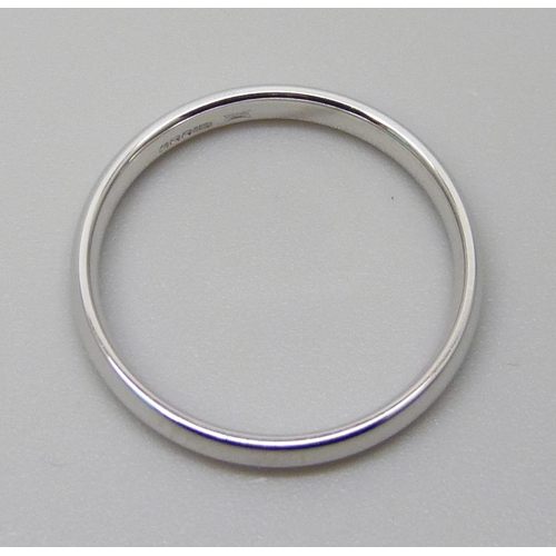 7093 - An 18ct white gold band ring, 2.3g, L, 2.5mm