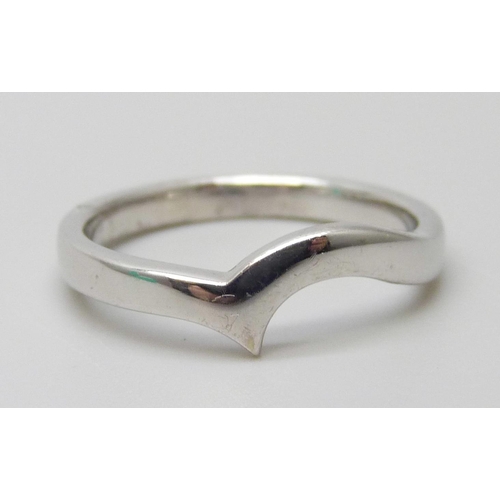 7095 - A 9ct white gold band ring, 2.4g, L