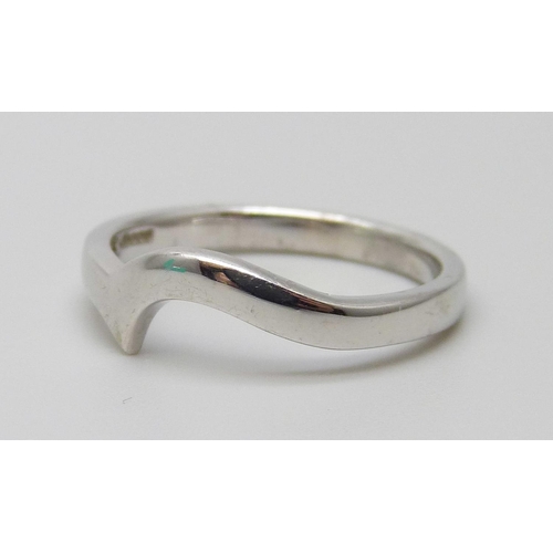 7095 - A 9ct white gold band ring, 2.4g, L