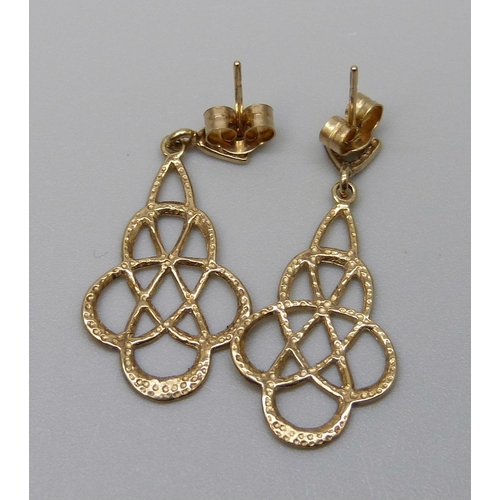 7096 - A pair of 9ct gold earrings, 1g