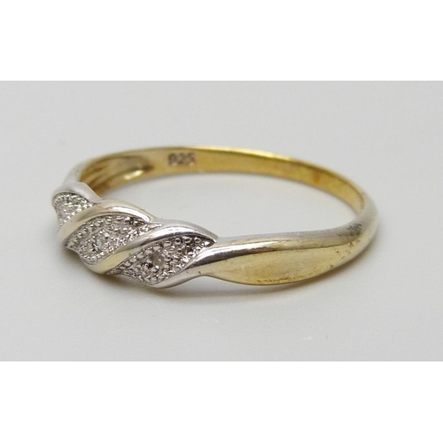 7101 - A silver gilt three stone diamond ring, P