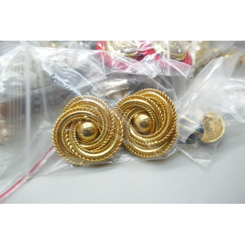 7107 - Eighty-five pairs of clip-on earrings