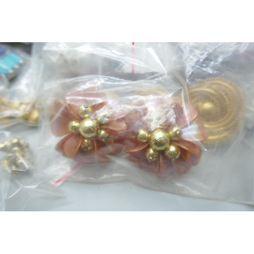 7107 - Eighty-five pairs of clip-on earrings