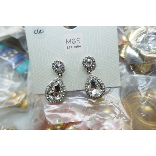 7107 - Eighty-five pairs of clip-on earrings