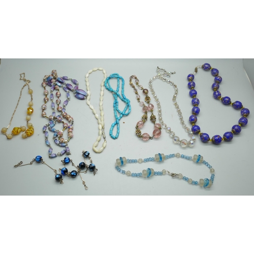 7111 - Ten vintage necklets