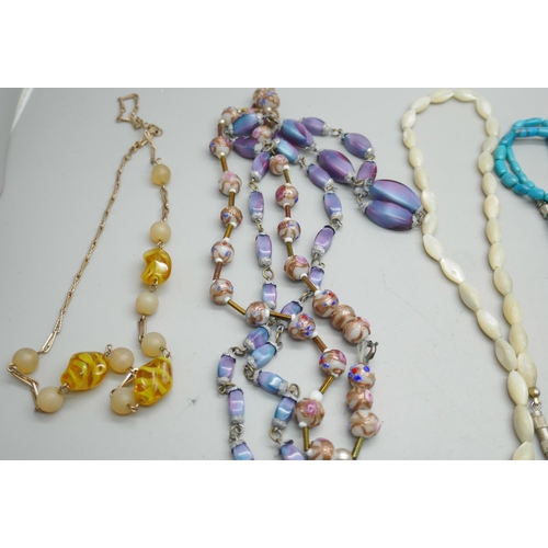 7111 - Ten vintage necklets