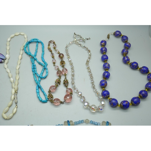 7111 - Ten vintage necklets