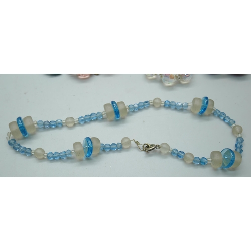 7111 - Ten vintage necklets