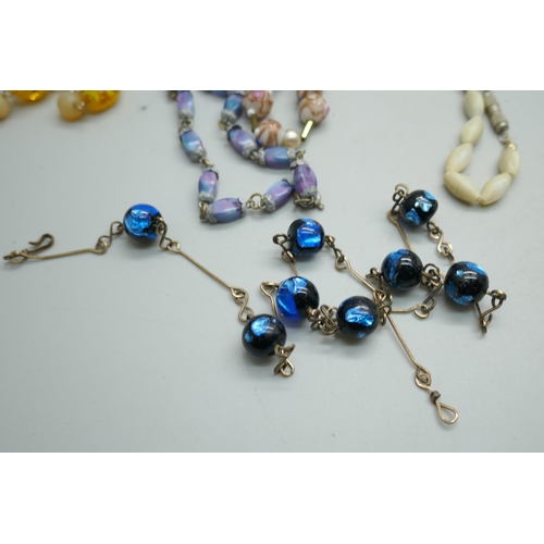 7111 - Ten vintage necklets