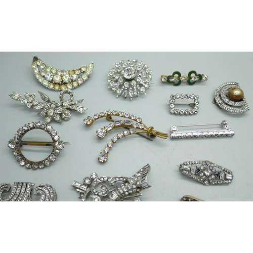 7112 - A collection of silver and paste jewellery, etc.