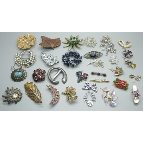 7113 - Thirty costume brooches