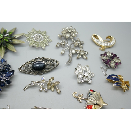 7113 - Thirty costume brooches