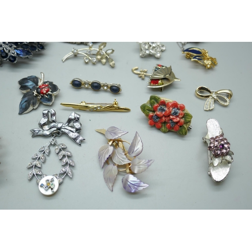 7113 - Thirty costume brooches