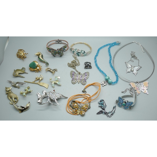 7115 - Thirteen animal brooches and assorted butterfly themed jewellery