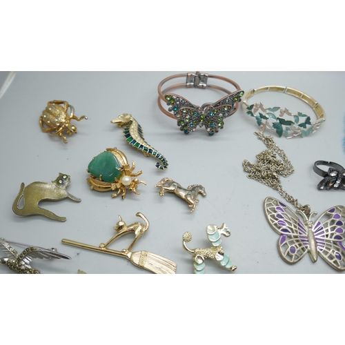 7115 - Thirteen animal brooches and assorted butterfly themed jewellery