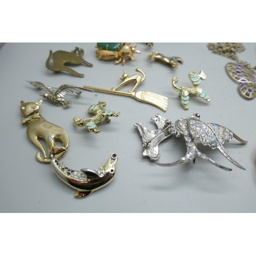 7115 - Thirteen animal brooches and assorted butterfly themed jewellery