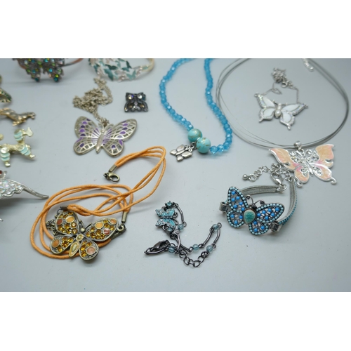 7115 - Thirteen animal brooches and assorted butterfly themed jewellery