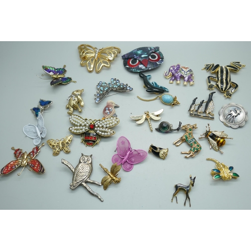 7117 - Twenty-seven Animal, Bird and Insect brooches to include a lucite Owl brooch