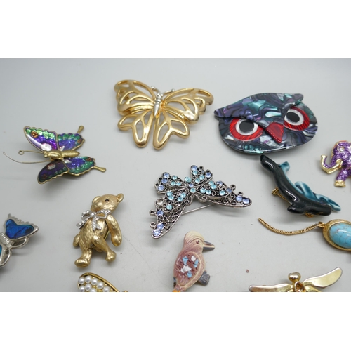 7117 - Twenty-seven Animal, Bird and Insect brooches to include a lucite Owl brooch