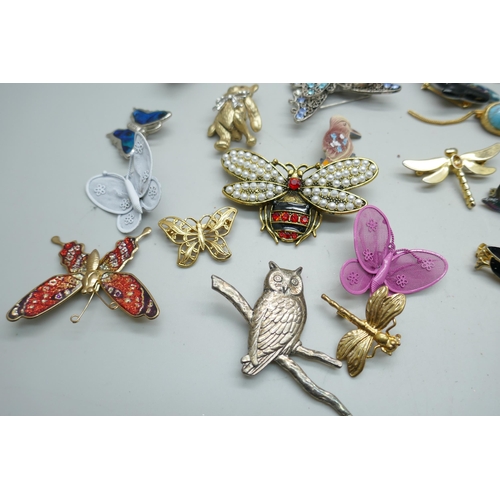 7117 - Twenty-seven Animal, Bird and Insect brooches to include a lucite Owl brooch