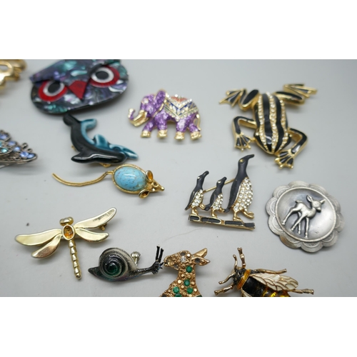 7117 - Twenty-seven Animal, Bird and Insect brooches to include a lucite Owl brooch