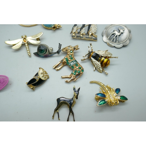 7117 - Twenty-seven Animal, Bird and Insect brooches to include a lucite Owl brooch