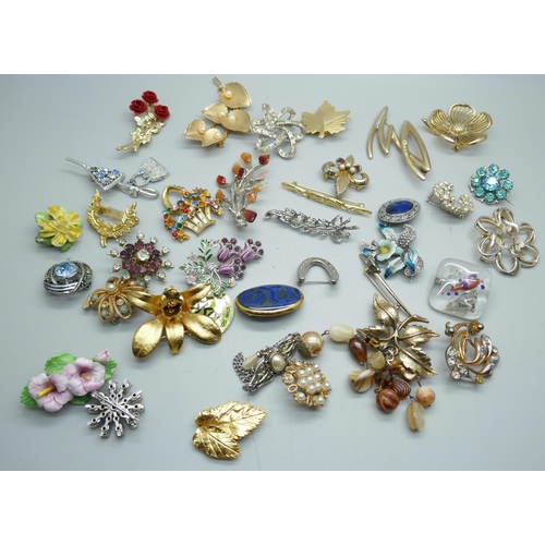 7118 - Thirty-five costume brooches