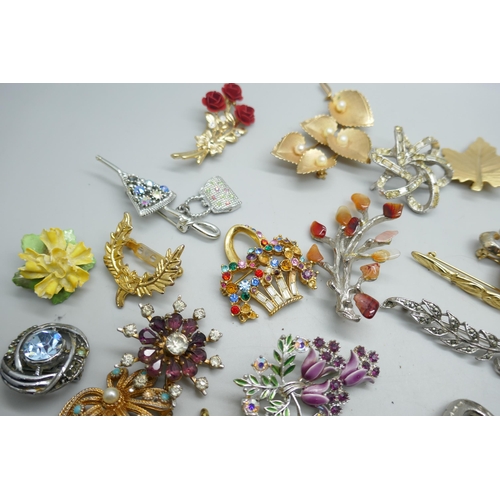 7118 - Thirty-five costume brooches