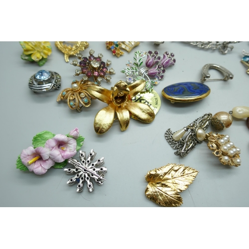 7118 - Thirty-five costume brooches