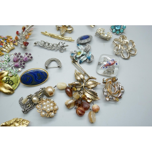 7118 - Thirty-five costume brooches