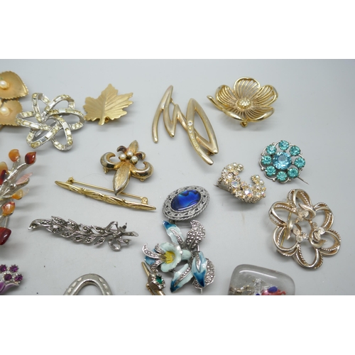 7118 - Thirty-five costume brooches