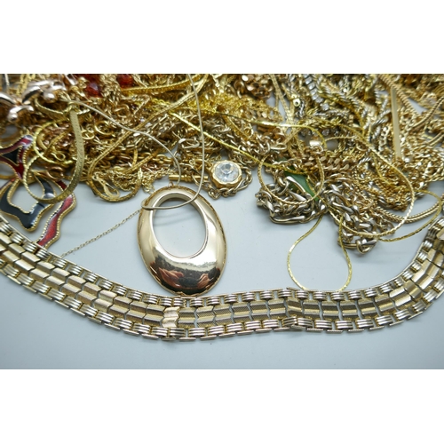 7121 - A collection of gold-tone jewellery