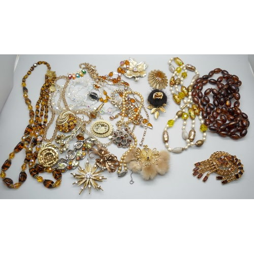 7122 - A collection of amber and other bead jewellery