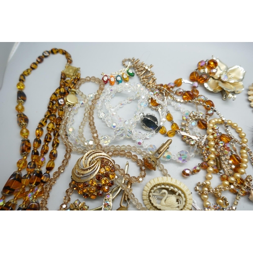 7122 - A collection of amber and other bead jewellery