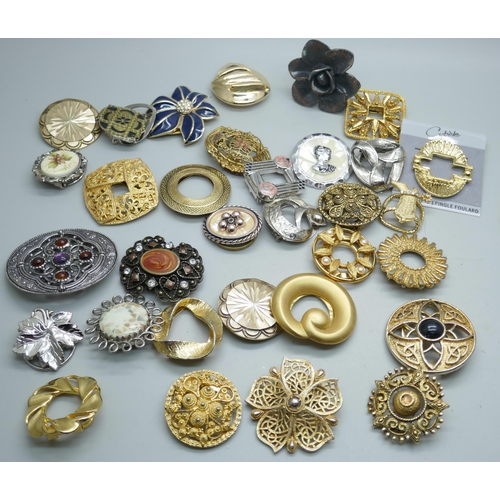 7124 - A collection of scarf clips