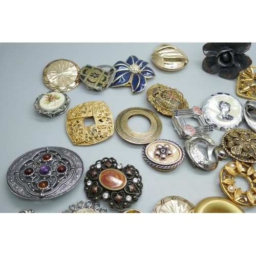 7124 - A collection of scarf clips