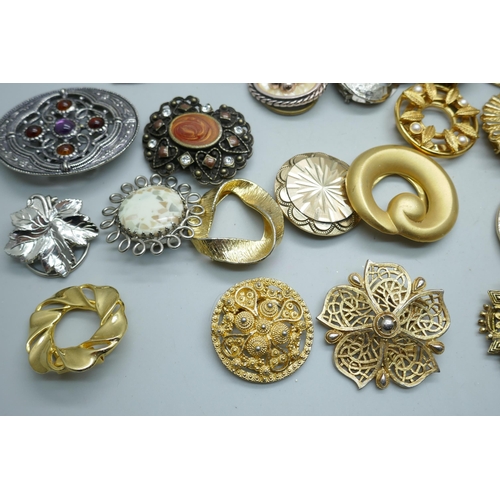 7124 - A collection of scarf clips