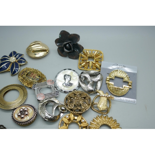 7124 - A collection of scarf clips